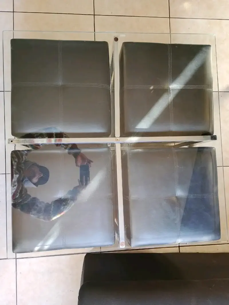 Mesa de centro de vidrio+ 4 puff - 2