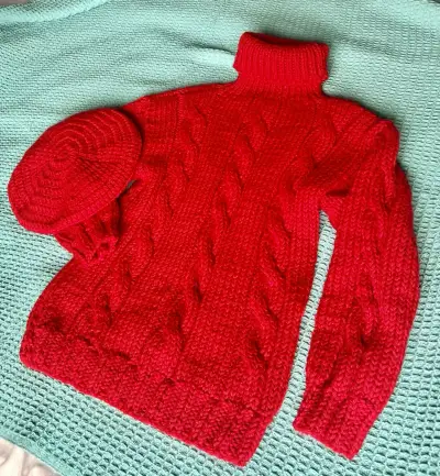 Sweater y boina rojo tejidos a mano. - miniatura 1
