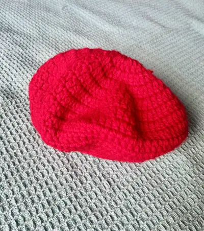 Sweater y boina rojo tejidos a mano. - miniatura 2
