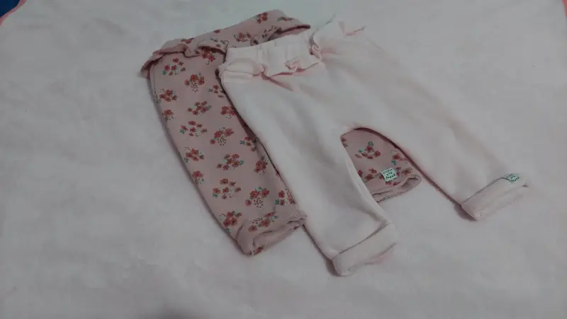 Pantalones bebé rosa y floreado - 1