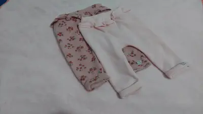 Pantalones bebé rosa y floreado - miniatura 1