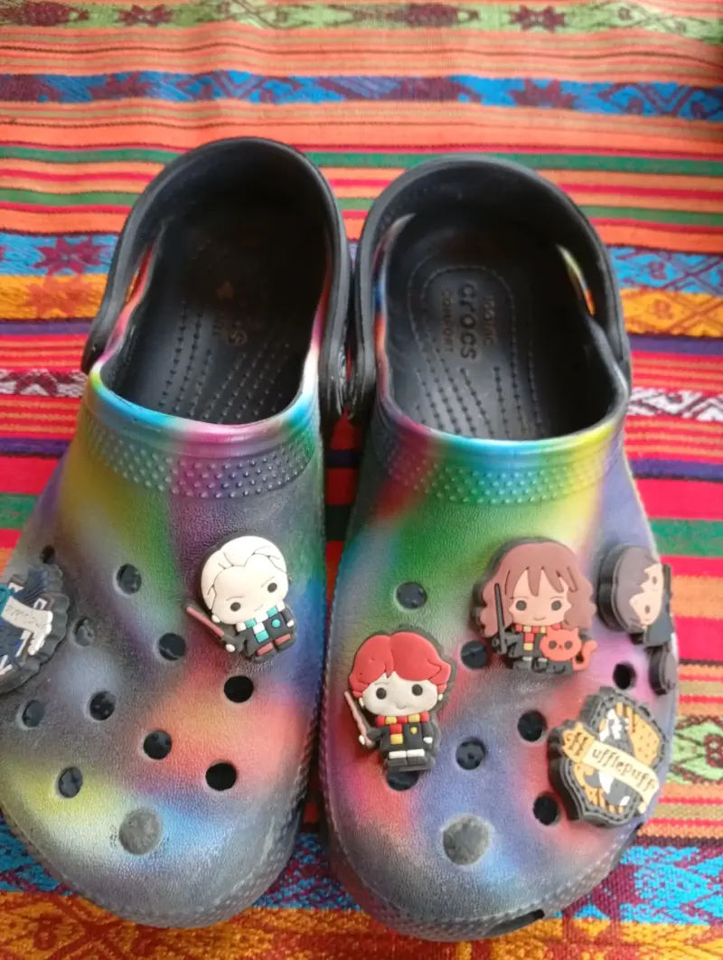 Crocs arcoíris con pines temáticos - 1