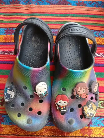 Crocs arcoíris con pines temáticos - miniatura 2