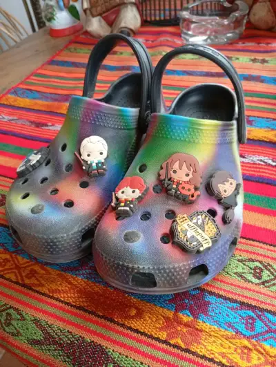 Crocs arcoíris con pines temáticos - miniatura 3