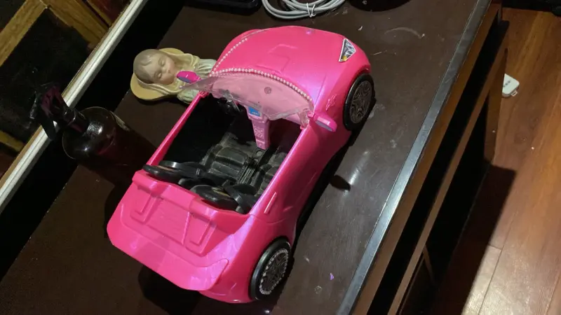 Auto de juguete rosa pequeño - 1