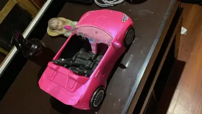 Auto de juguete rosa pequeño - miniatura 1