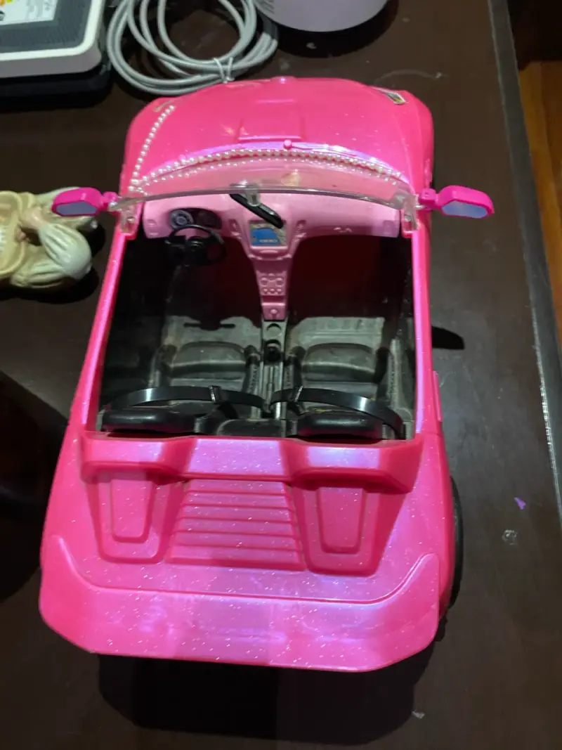 Auto de juguete rosa pequeño - 2