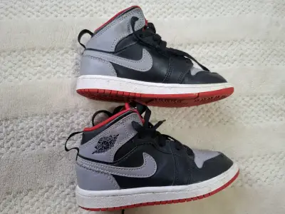 Zapatillas negras con rojo Nike original niño - miniatura 1
