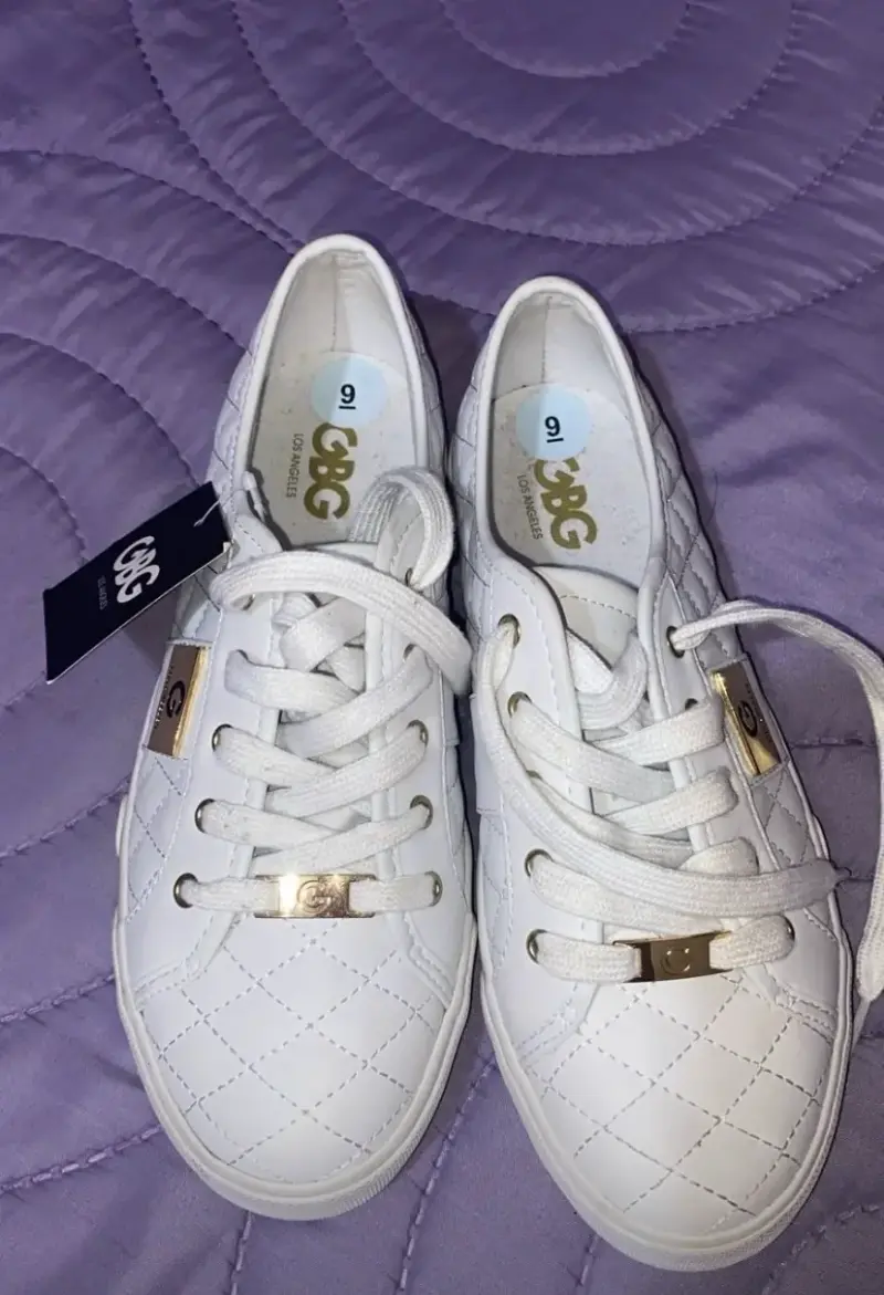 Zapatillas blancas con detalles dorados - 1