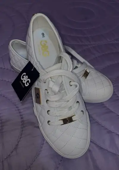 Zapatillas blancas con detalles dorados - miniatura 2