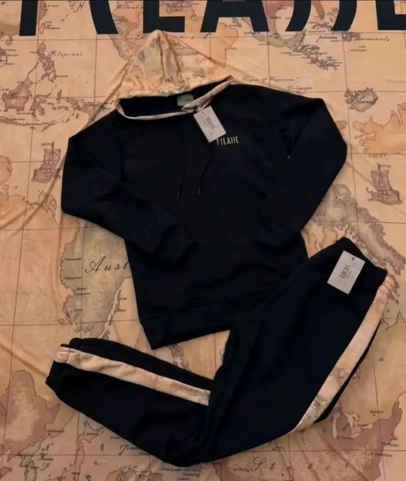 Conjunto deportivo negro con capucha