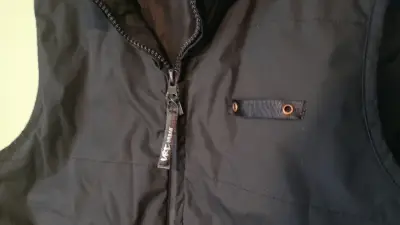 Chaqueta negra sin mangas - miniatura 3