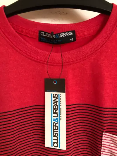 Polera roja a rayas con bolsillo - miniatura 2