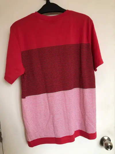 Polera roja a rayas con bolsillo - miniatura 3
