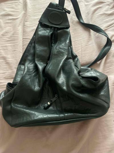 Mochila verde  de cuero - miniatura 1