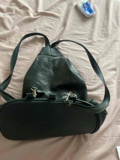 Mochila verde  de cuero - miniatura 2
