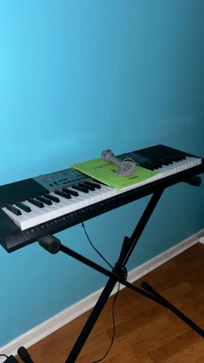 Teclado Casio con soporte y accesorios - miniatura 1