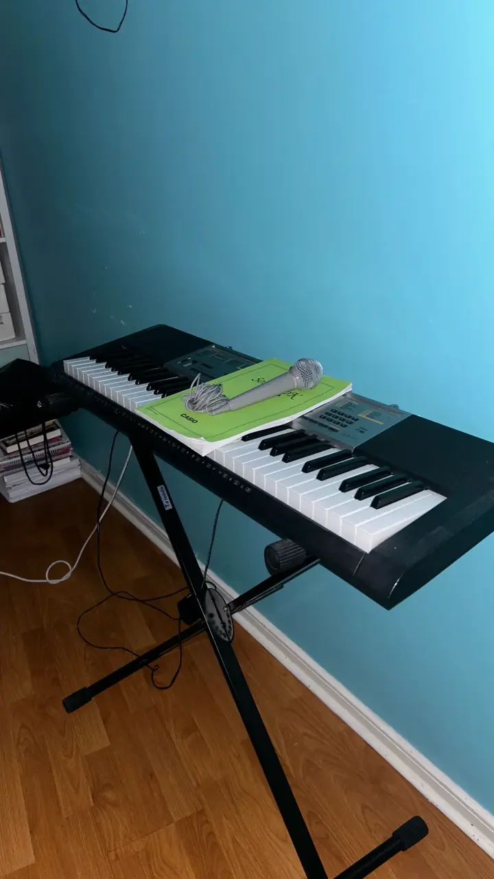 Teclado Casio con soporte y accesorios - 2