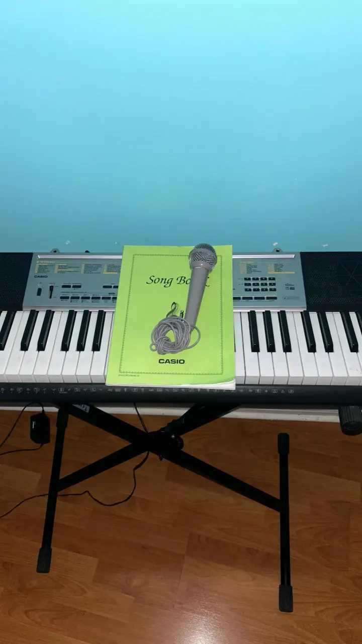 Teclado Casio con soporte y accesorios - 3