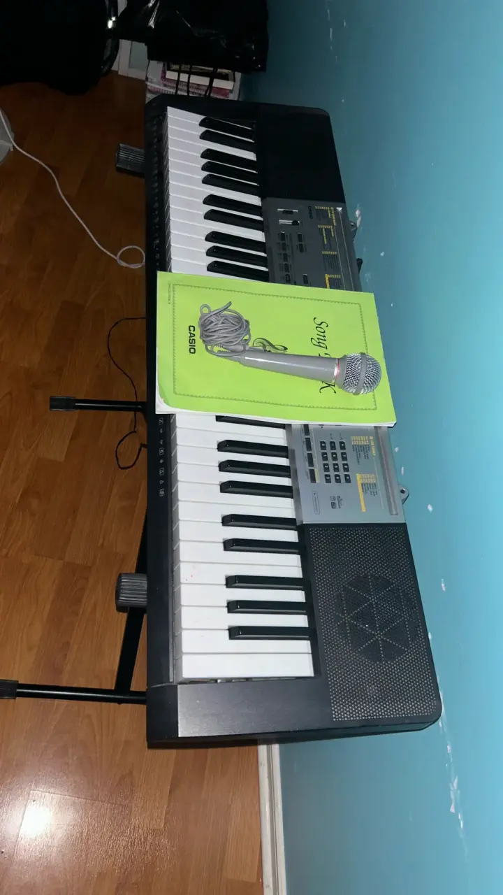 Teclado Casio con soporte y accesorios - 4