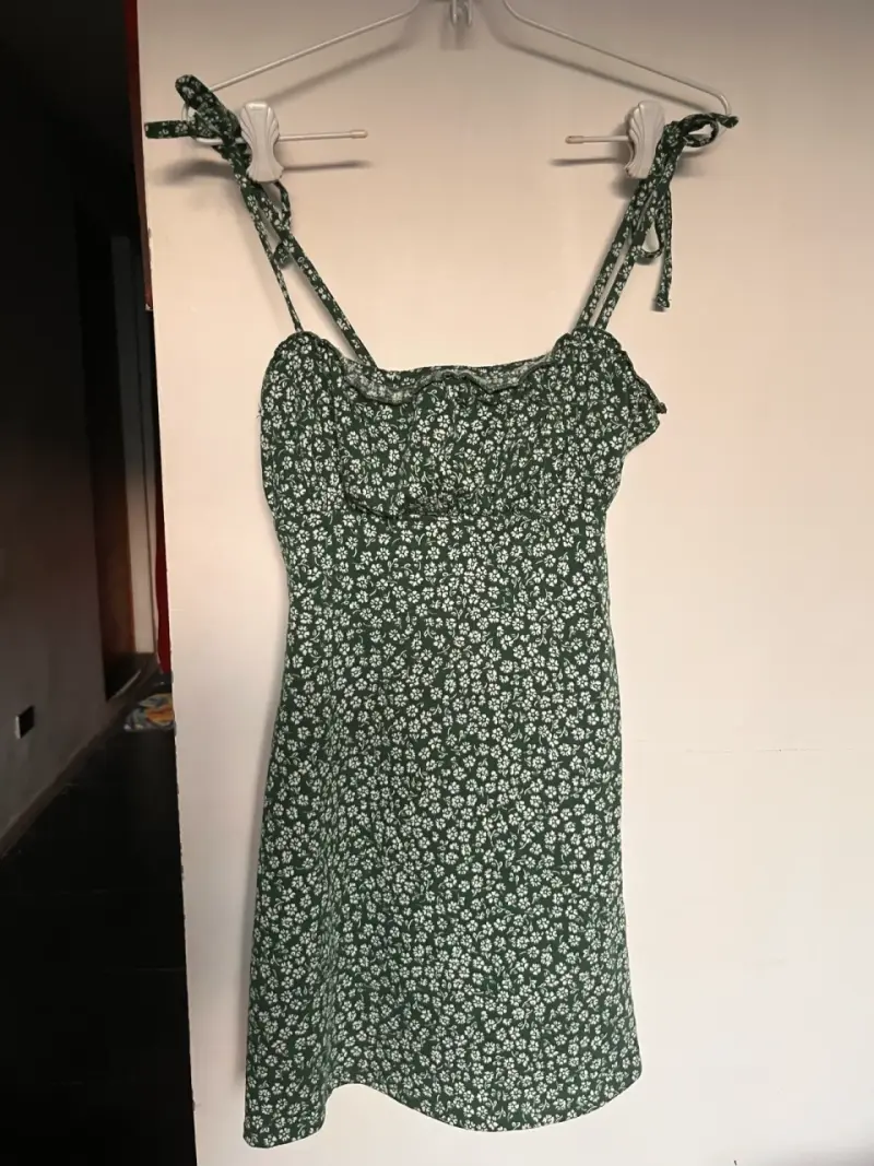 Vestido verde floreado con tirantes H&M - 1
