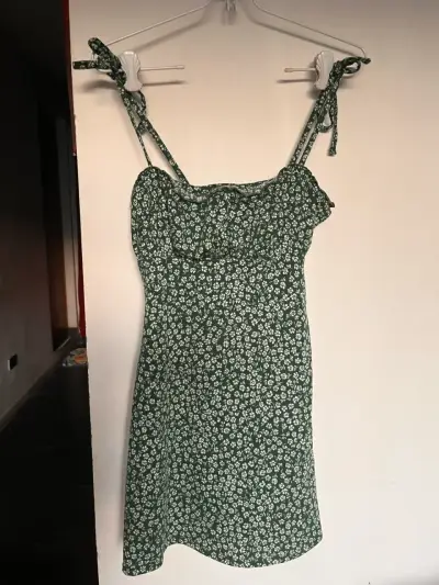 Vestido verde floreado con tirantes H&M - miniatura 1