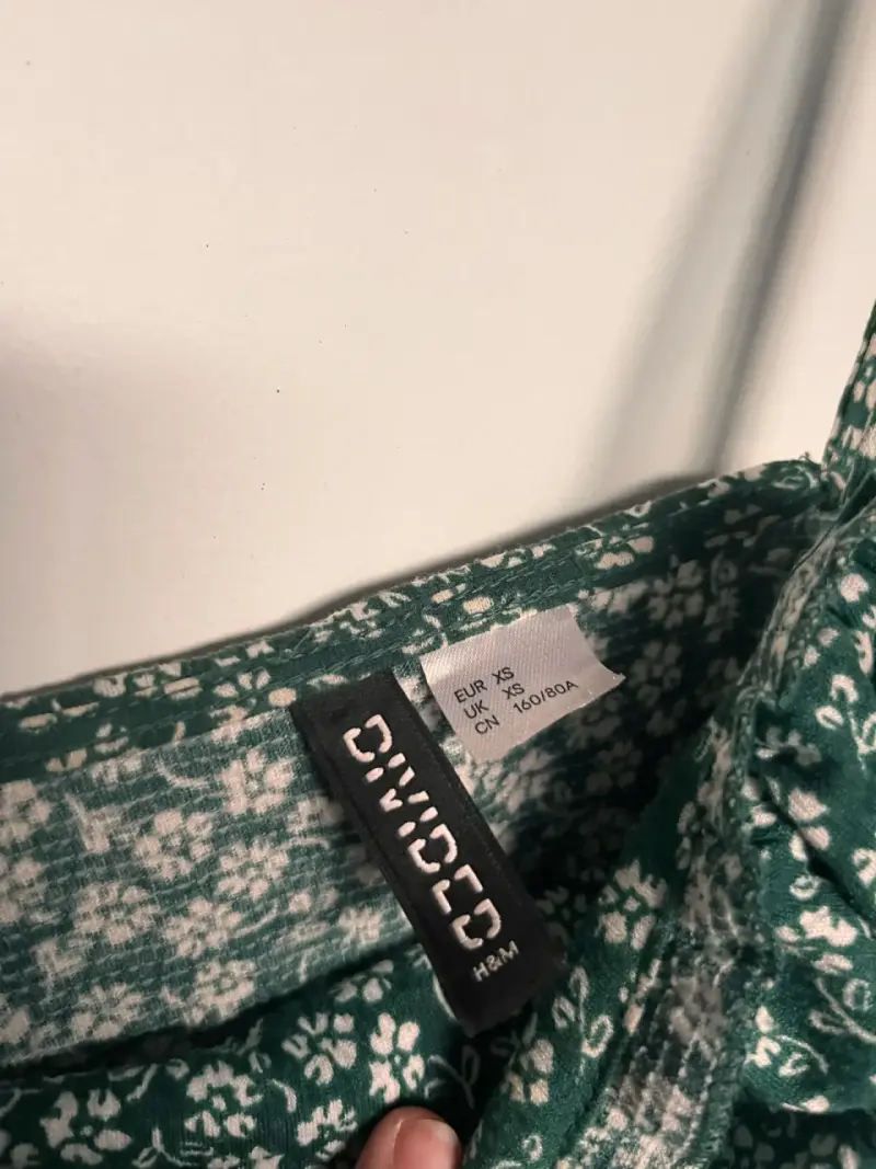Vestido verde floreado con tirantes H&M - 2