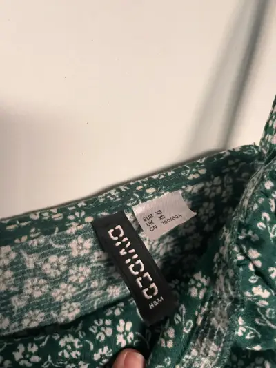 Vestido verde floreado con tirantes H&M - miniatura 2