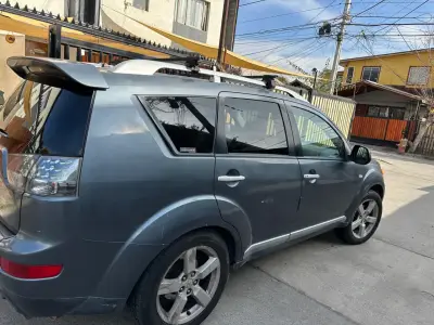 Mitsubishi outlander SUV gris - miniatura 4