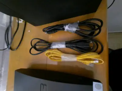 PlayStation 3 con juegos y controles - miniatura 2