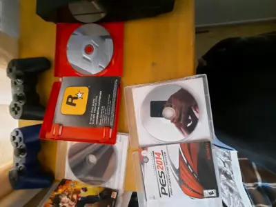 PlayStation 3 con juegos y controles - miniatura 3