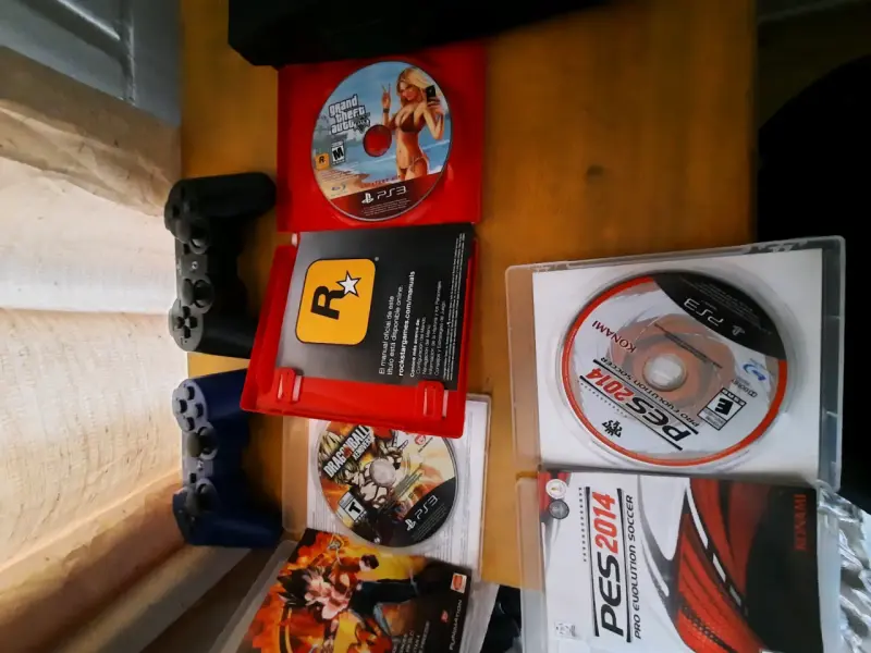 PlayStation 3 con juegos y controles - 4