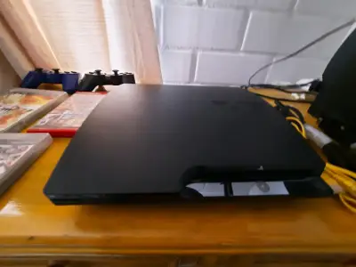 PlayStation 3 con juegos y controles - miniatura 5