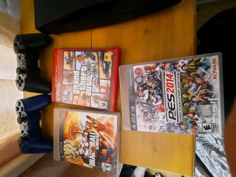 PlayStation 3 con juegos y controles - 6