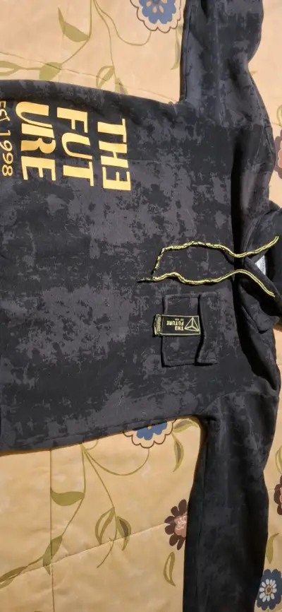 Polerón negro con capucha - miniatura 2