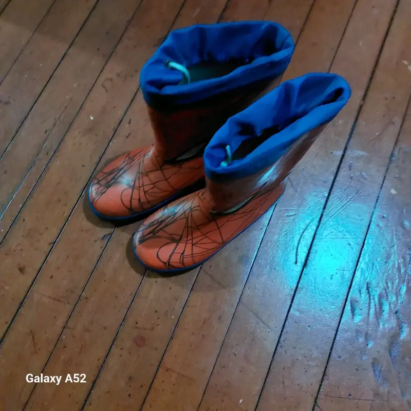 Se vende botas de invierno niño, espider man.