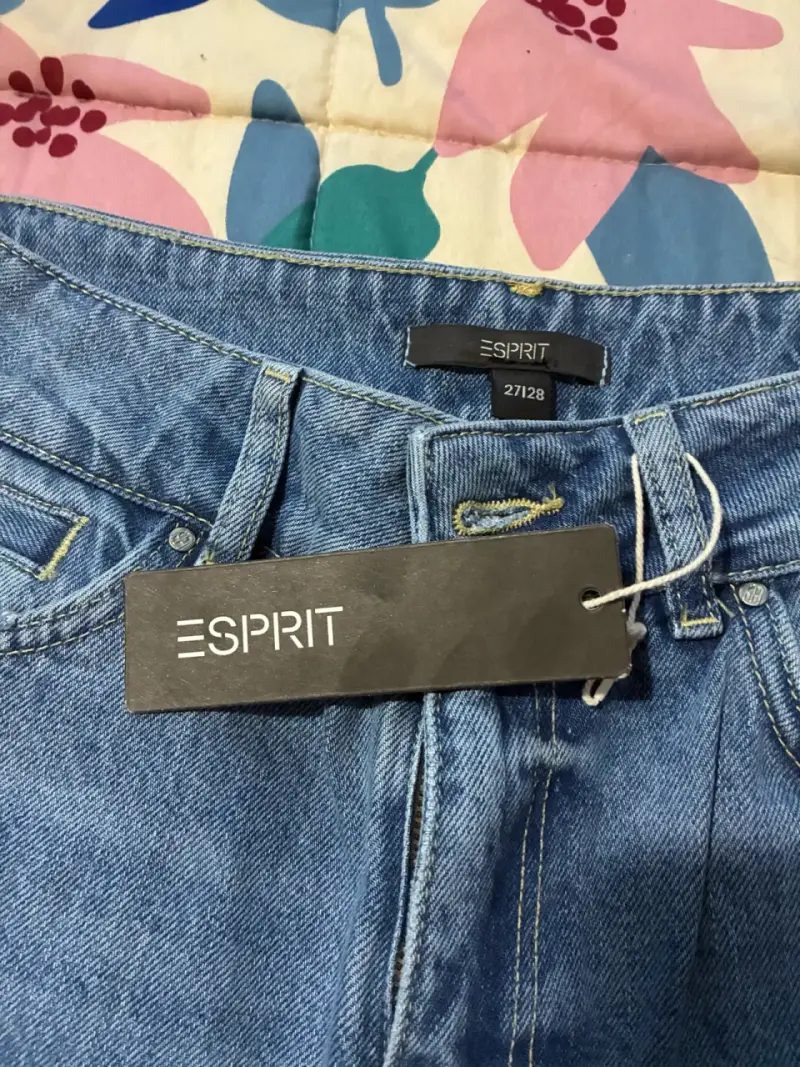 Jeans celestes con etiqueta - 4