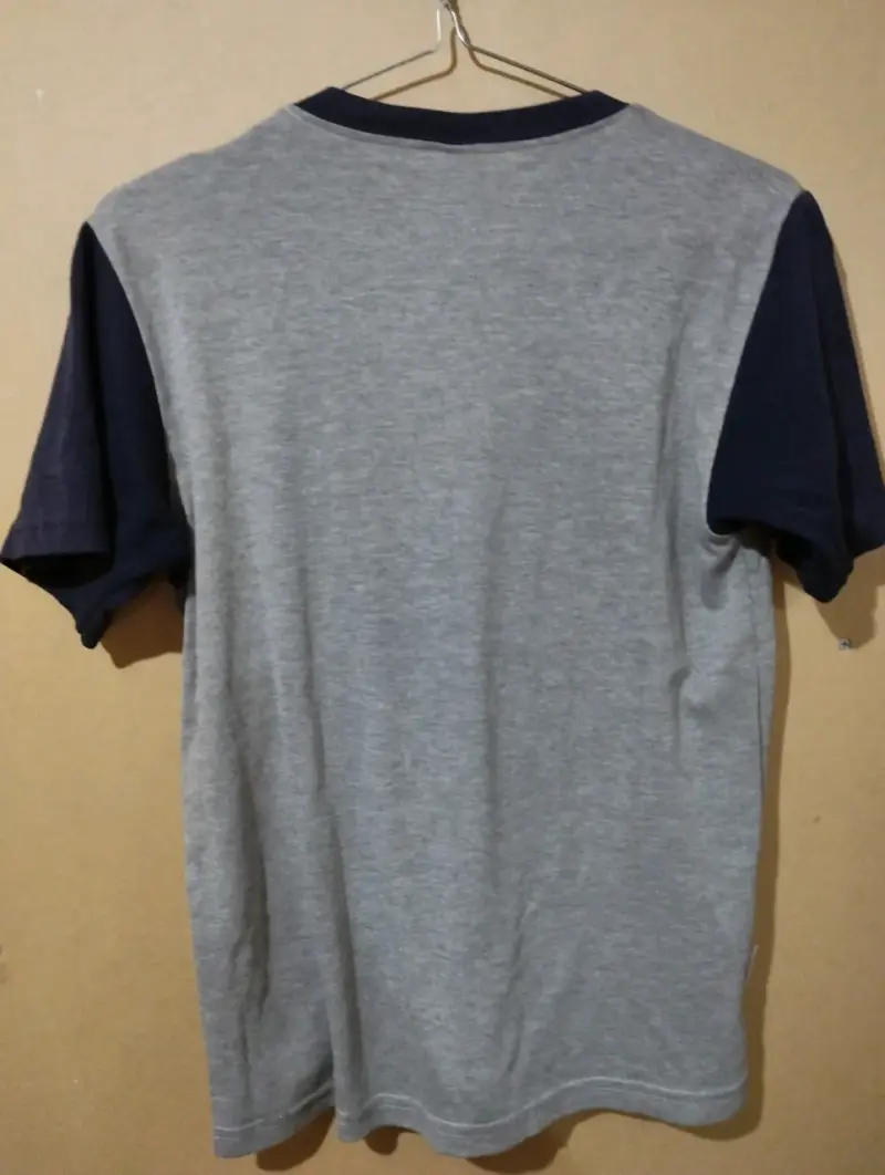 Polera gris con mangas azul marino - 2