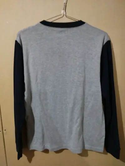Polera gris de mangas largas - miniatura 2