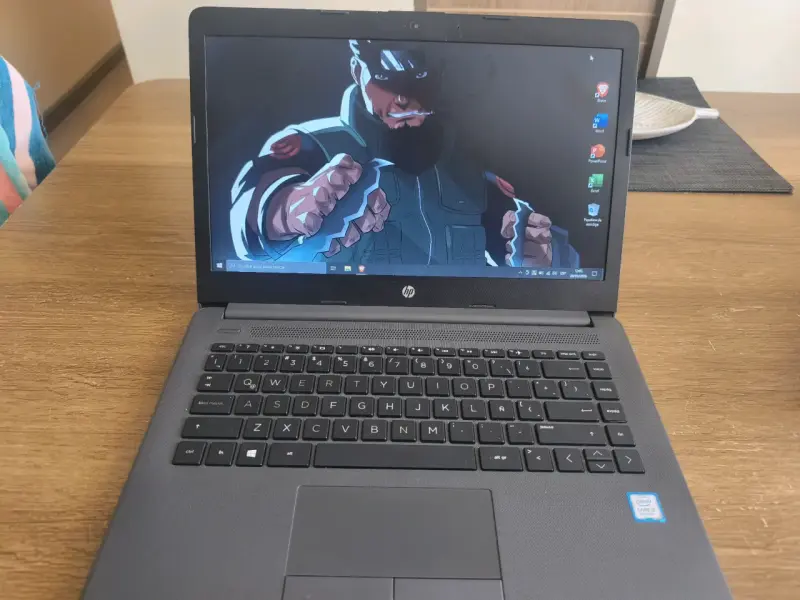 Laptop HP negra - 1