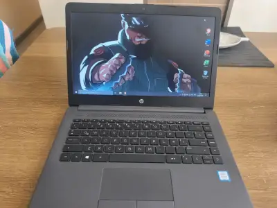 Laptop HP negra - miniatura 1