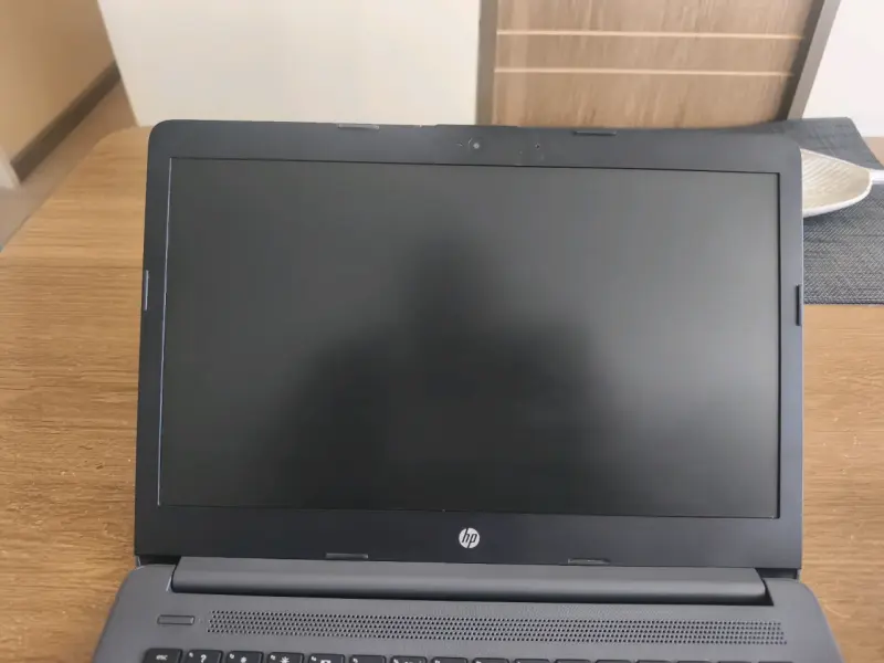 Laptop HP negra - 2