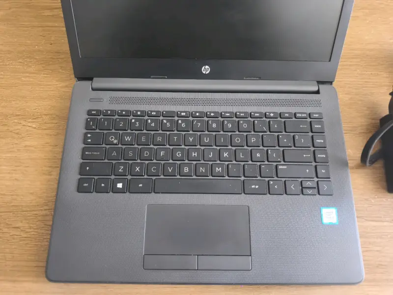 Laptop HP negra - 3