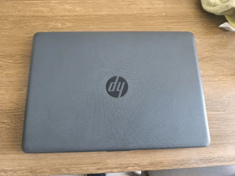 Laptop HP negra - 4