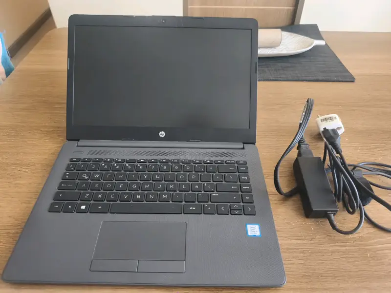 Laptop HP negra - 5