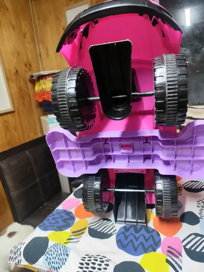 Auto correpasillos rosado para niñas muy poco uso - 4