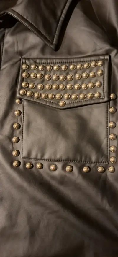 Chaqueta negra con tachas - miniatura 2