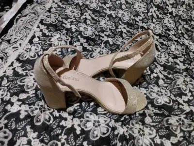 Sandalias doradas con taco alto - miniatura 1