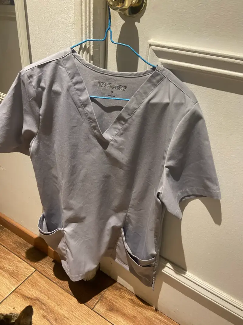 Blusa médica gris con bolsillos - 1