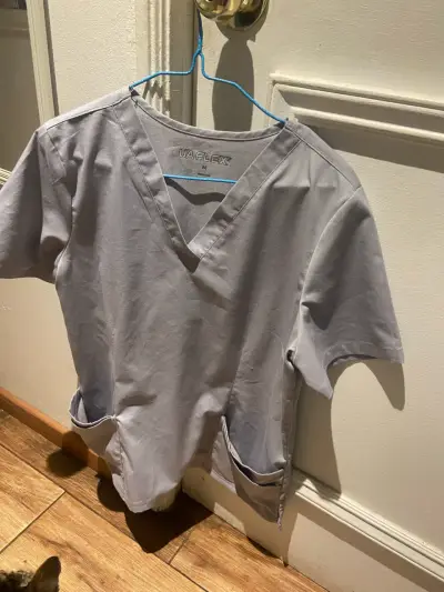 Blusa médica gris con bolsillos - miniatura 1